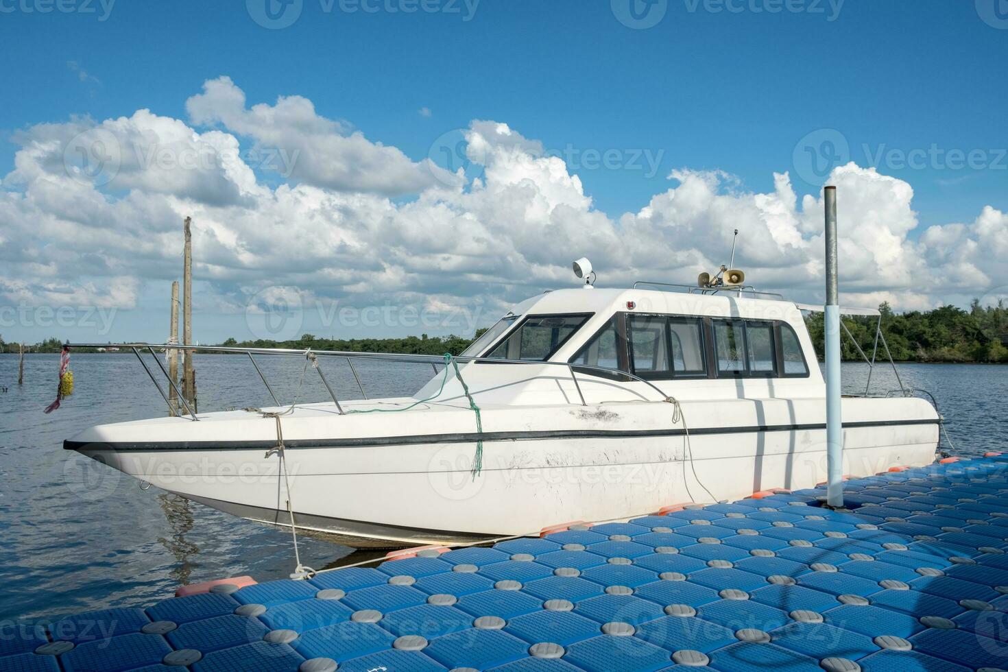 Weiß Yacht verankert im Fluss beim Seebrücke foto