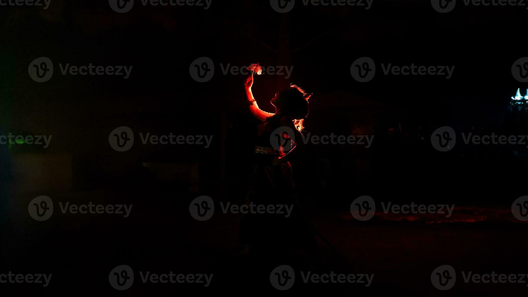 das Silhouette von ein weiblich Tänzer halten Schmuck Das sieht aus mögen ein Betrachtung reflektieren im das dim Licht foto