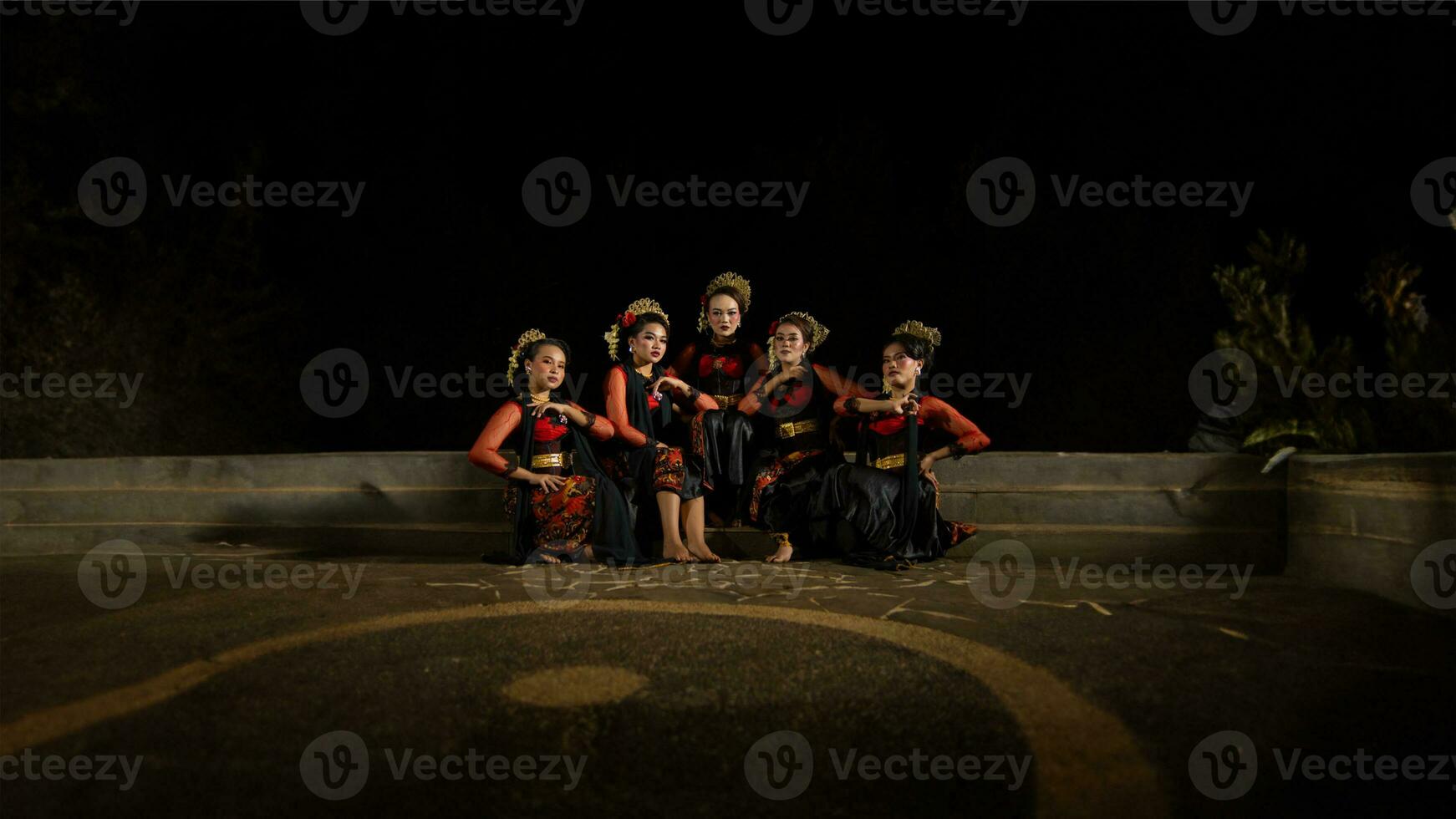 ein Gruppe von Tänzer wurden gesehen entspannend mit ihr freunde und Erstellen ein warm Atmosphäre foto
