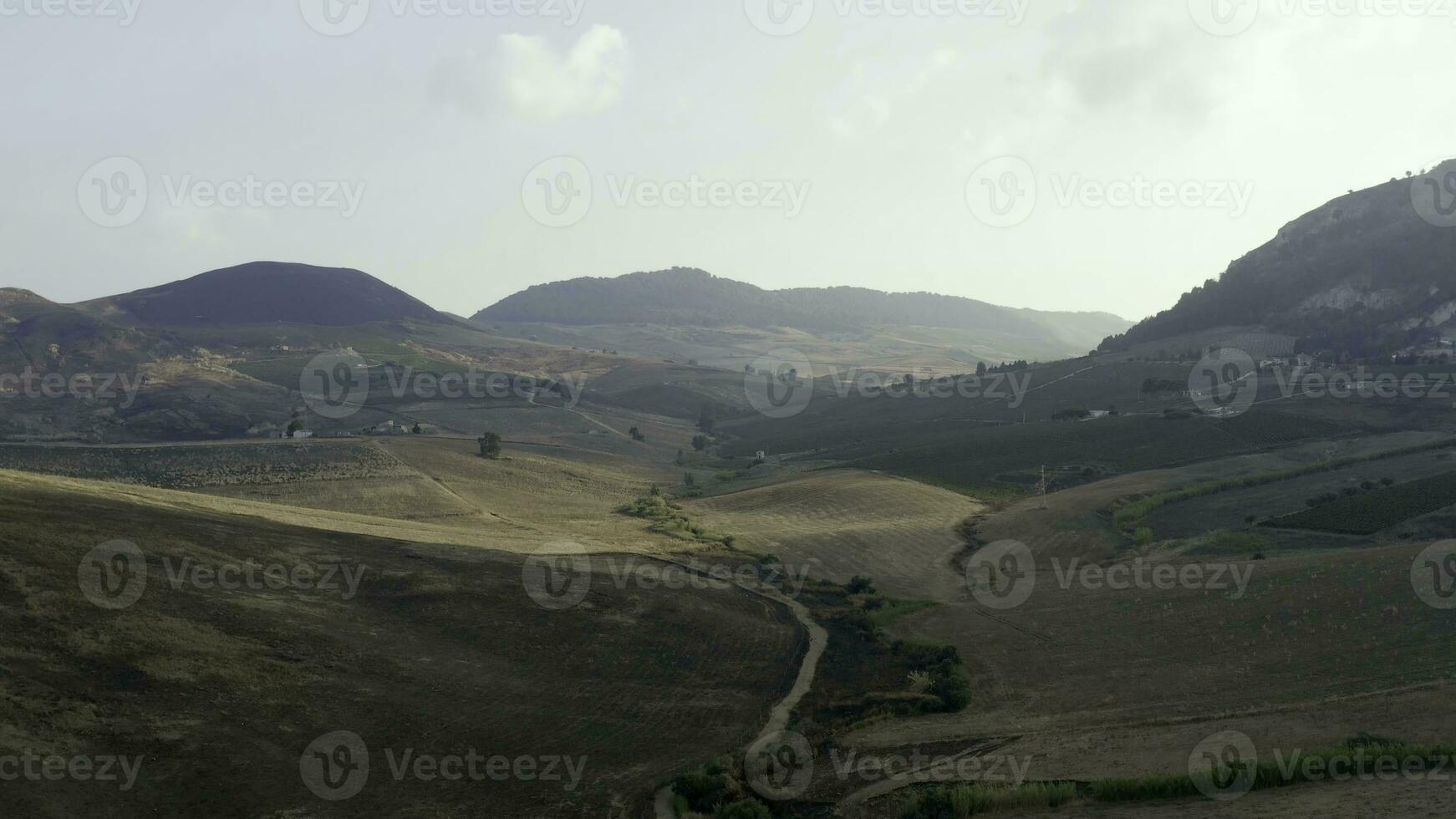 oben Aussicht oder Antenne Schuss von frisch Grün und Gelb Felder. Aktion. oben Aussicht von landwirtschaftlich Felder und Berge foto