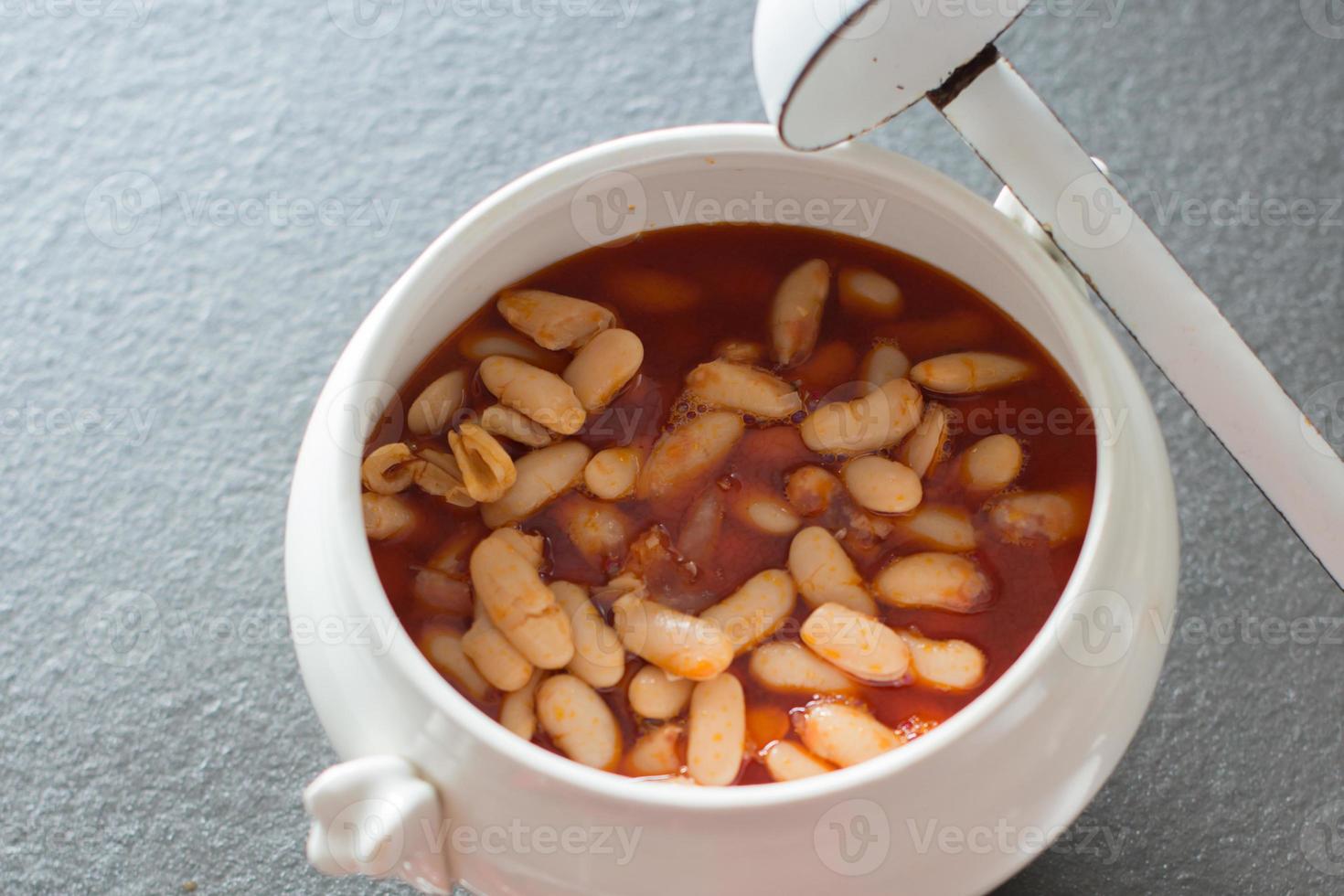 Schüssel mit köstlicher asturischer Fabada. flach auf schwarzem Hintergrund legen. Spanien foto