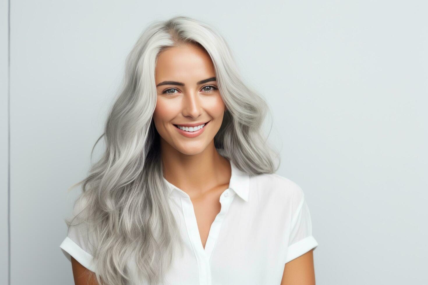ai generiert jung Frau mit Weiß Haar und silbrig grau Haar lächelnd foto