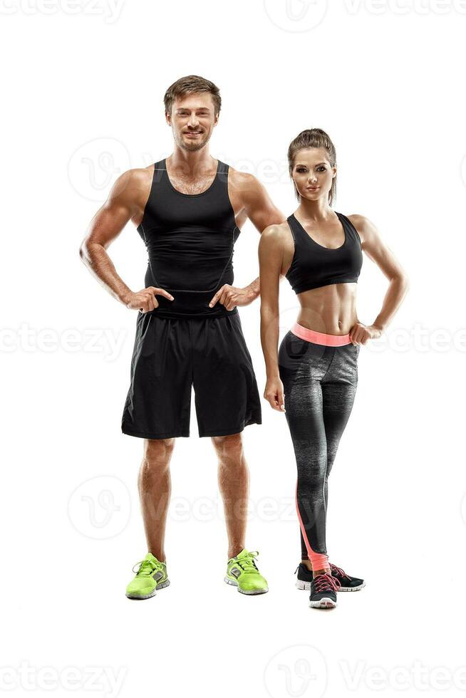 Sport, Fitness, trainieren Konzept. passen Paar, stark muskulös Mann und schlank Frau posieren auf ein Weiß Hintergrund foto