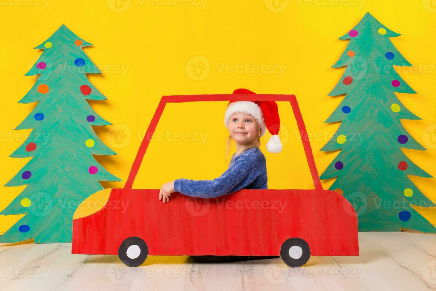 Kind im rot Weihnachten Wagen. Weihnachten Urlaub Konzept foto