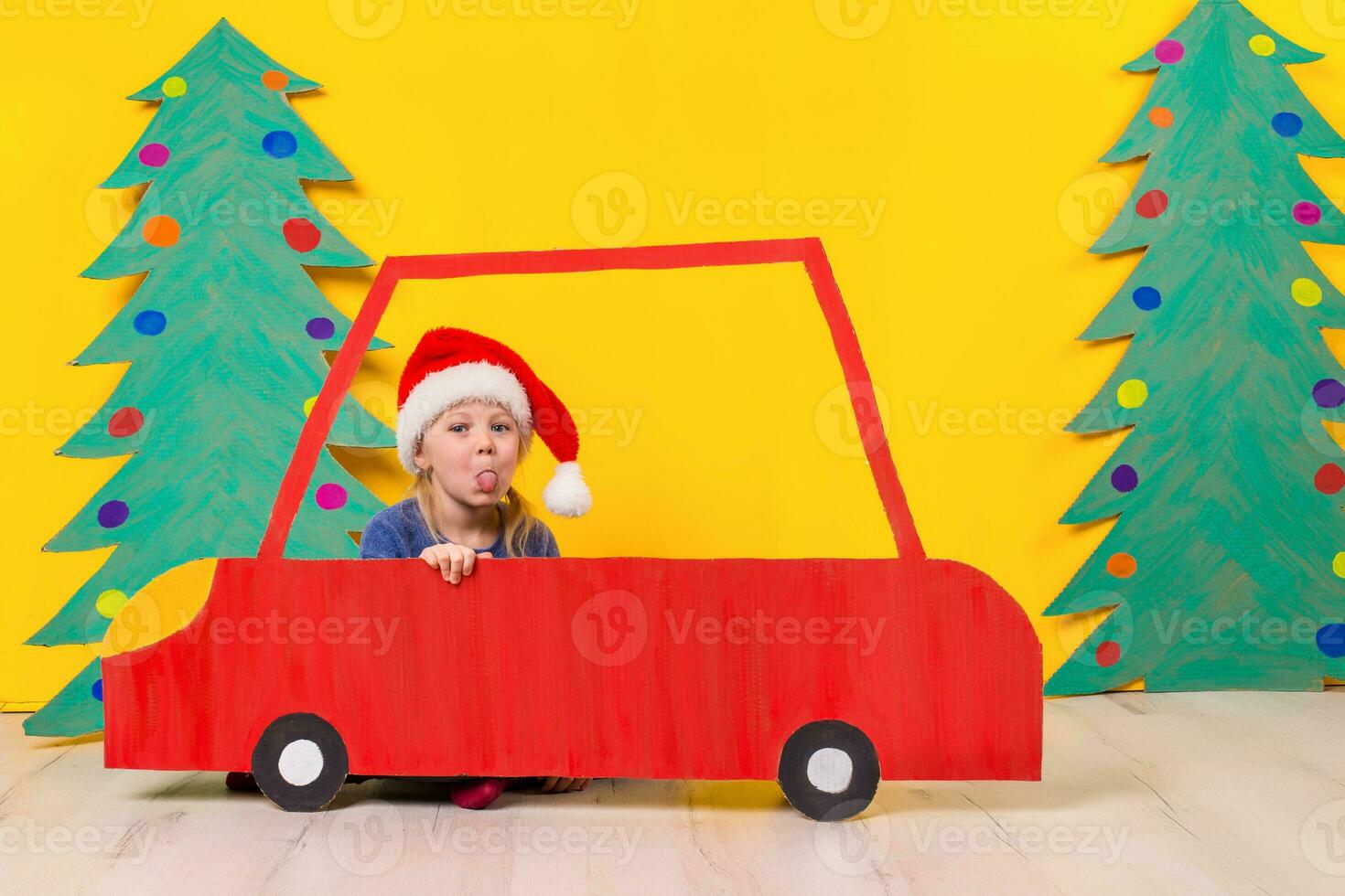 Kind im rot Weihnachten Wagen. Weihnachten Urlaub Konzept foto