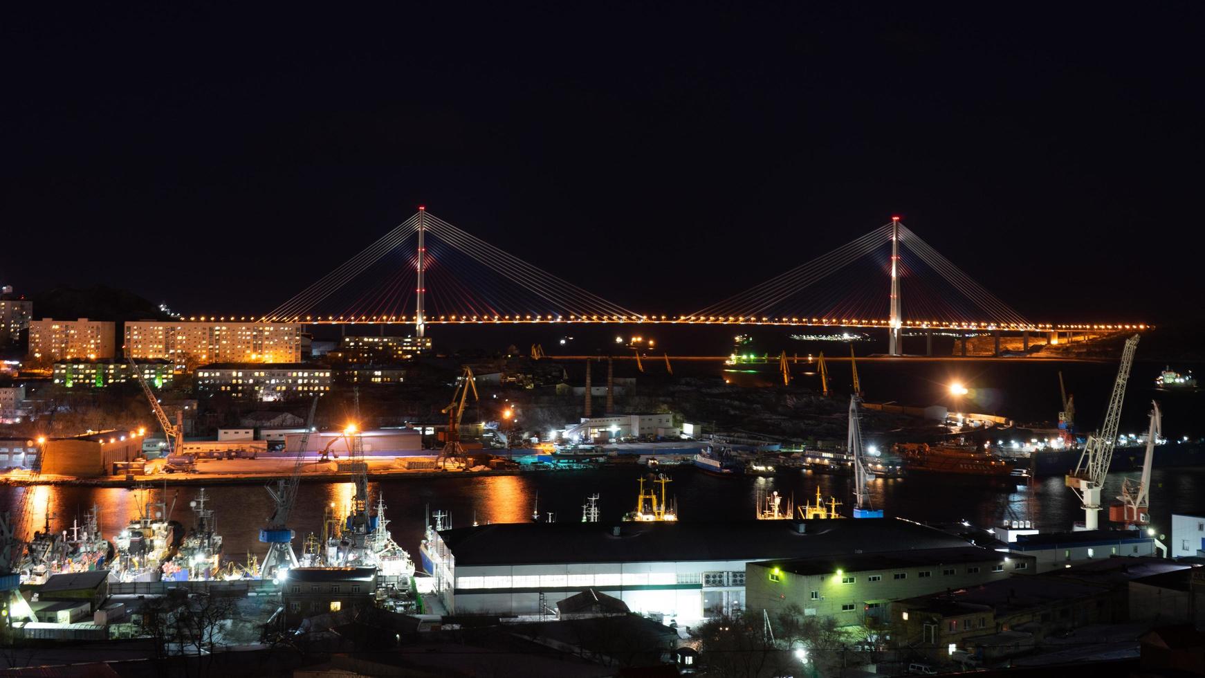Nachtlandschaft mit Blick auf die russische Brücke. foto
