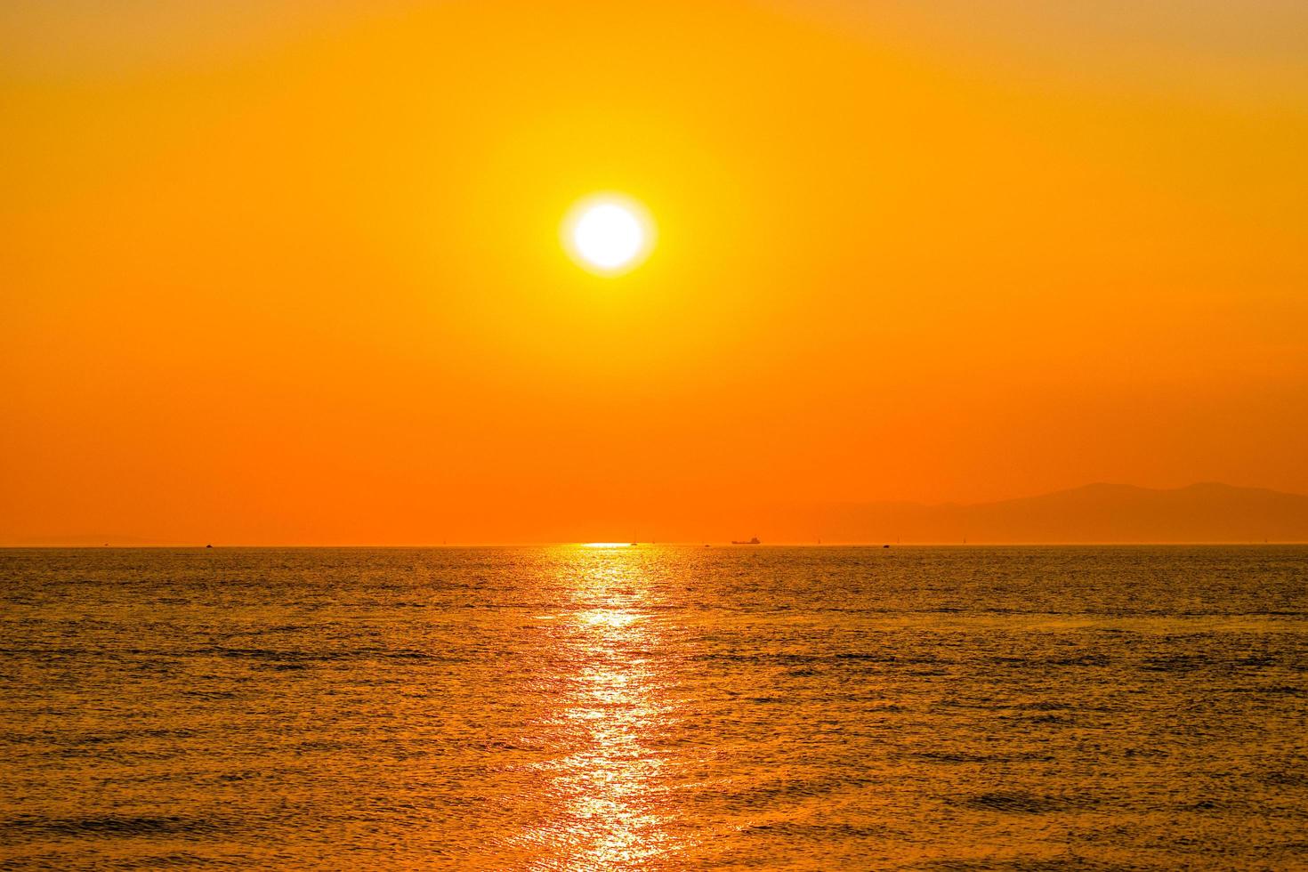 leuchtend orange Sonnenuntergang über dem Meer. foto