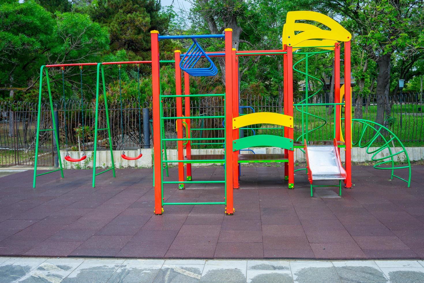 bunte Kinderspielplatzaktivitäten im öffentlichen Park foto