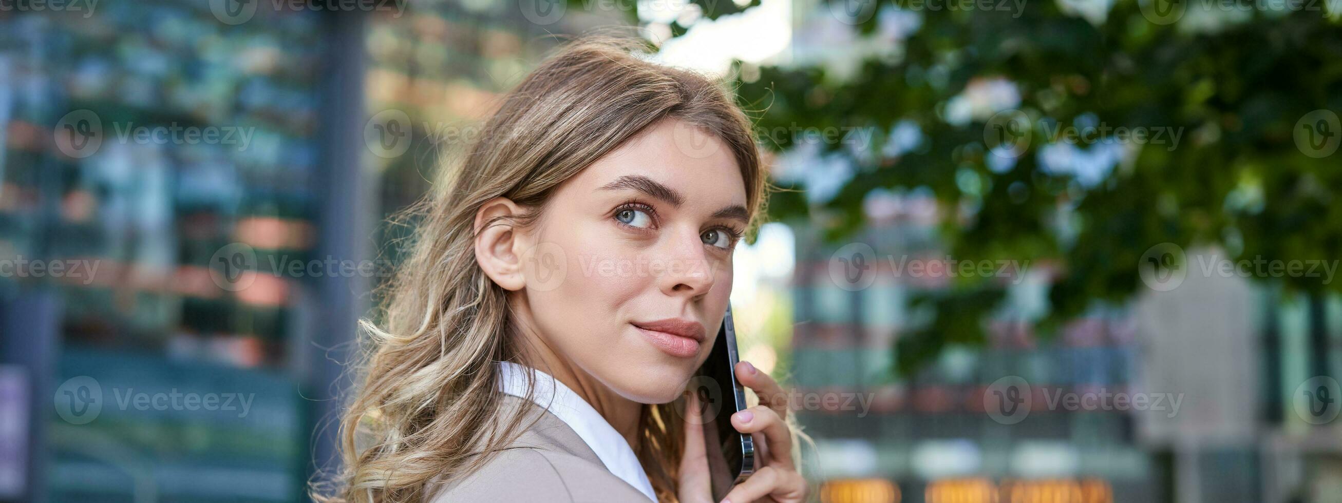 schließen oben Schuss von Geschäftsfrau reden auf Handy, Mobiltelefon Telefon. korporativ Frau Berufung jemand, suchen um, Stehen draußen foto