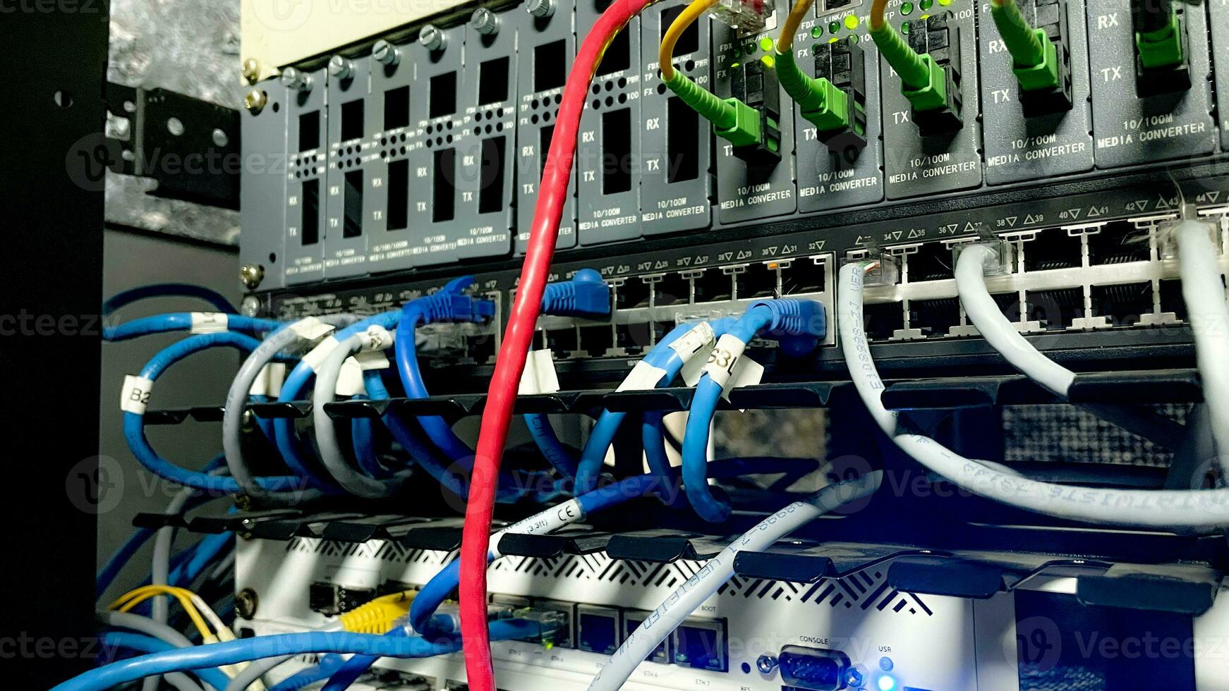 Schalter und Vernetzung Server Telekommunikation, Netzwerk, Ballaststoff Netzwerk Serverraum Netzwerk Kabel zu verbinden Computer Firewall Informationstechnologie Eingerichtet im ein Netzwerk Kabel, Rack montiert. foto