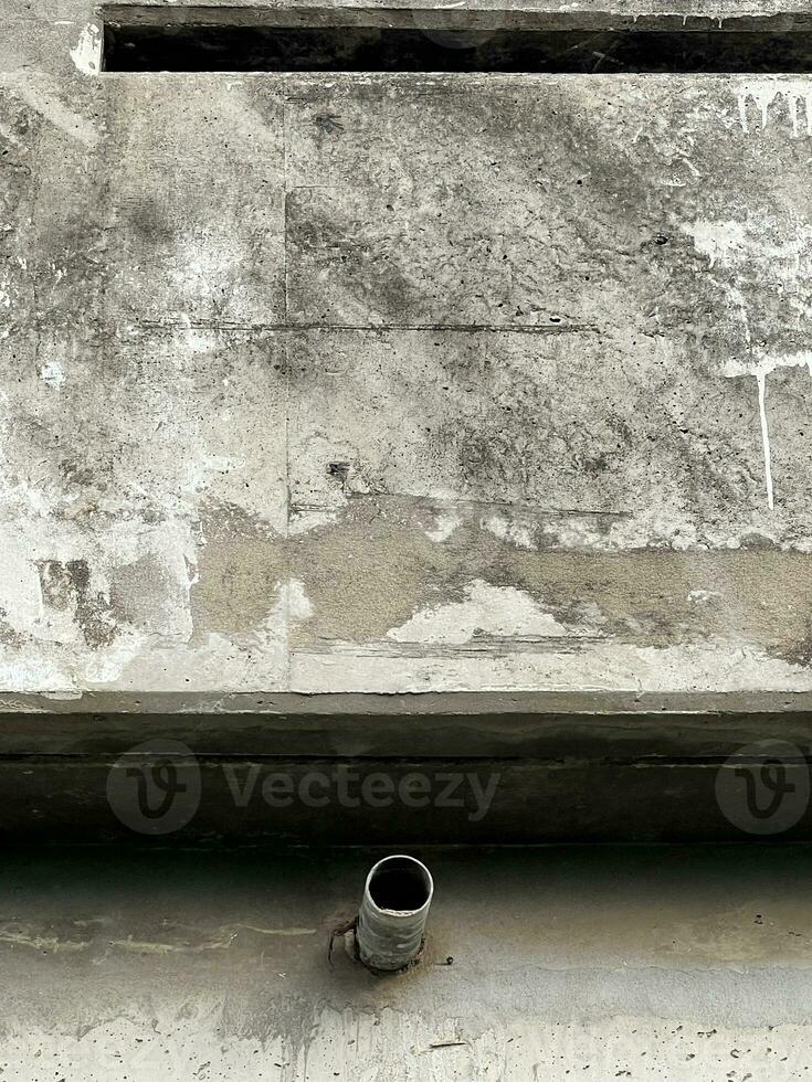 alt Metall Rohr auf das Zement Brücke foto