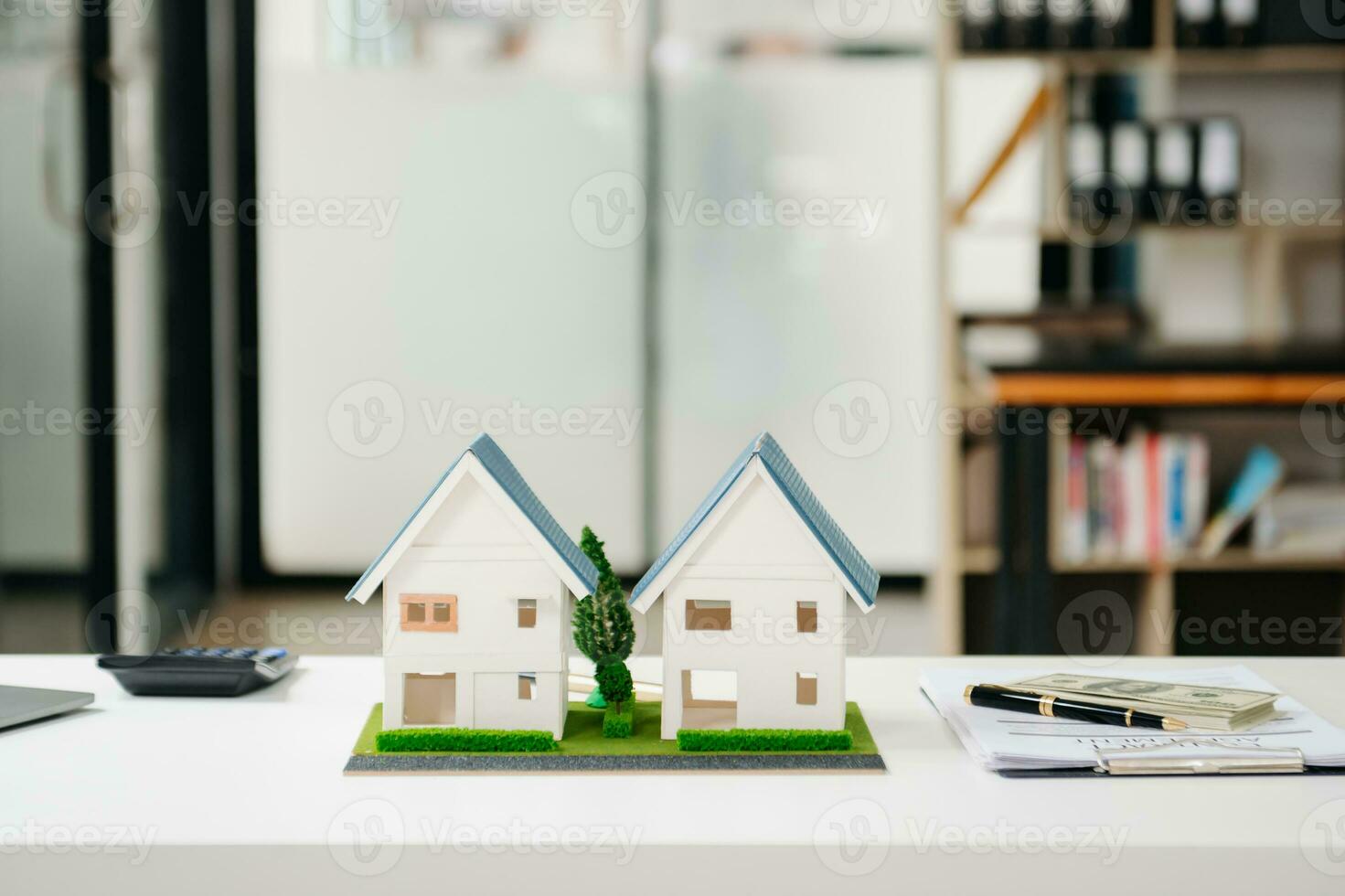 balancieren das Eigentum Sektor das echt Nachlass Agent ist erklären das Haus Stil zu sehen das Haus Design und das Kauf Vereinbarung. Modell- Haus foto