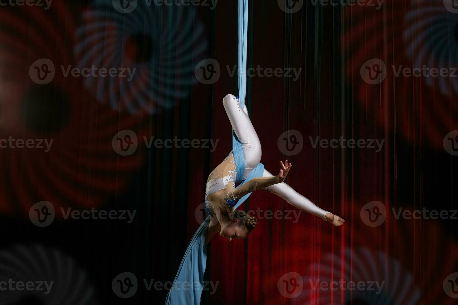 Zirkus Künstler Akrobat Performance auf Leinwände. das Mädchen ausführen akrobatisch Elemente im das Luft. foto