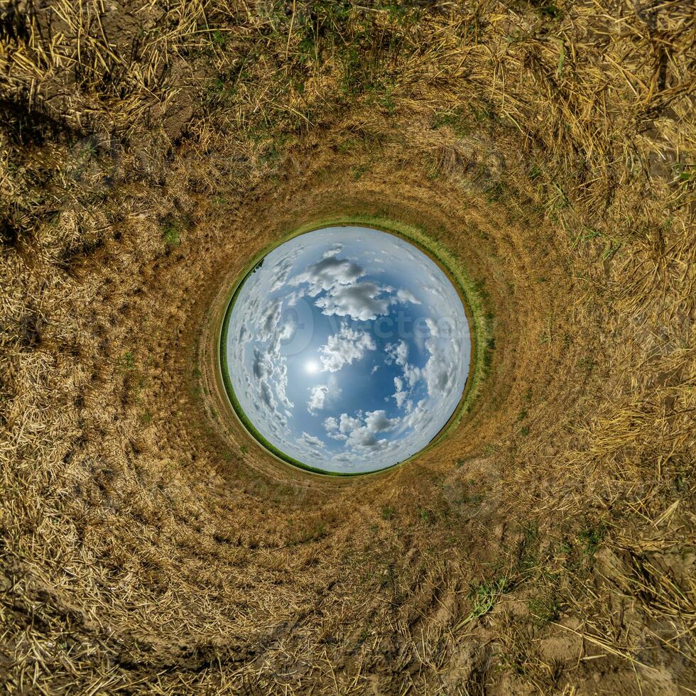 Blue Hole Sphäre kleiner Planet innerhalb des runden Rahmenhintergrunds des grünen Grases foto