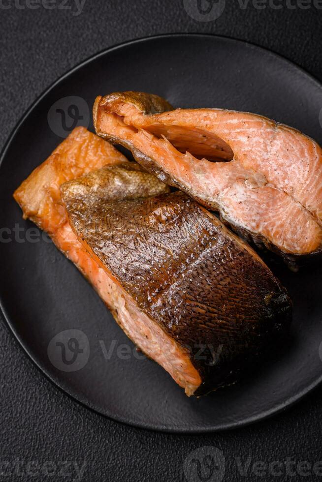 frisch zubereitetes leckeres Lachssteak mit Gewürzen und Kräutern vom Grill gebacken foto