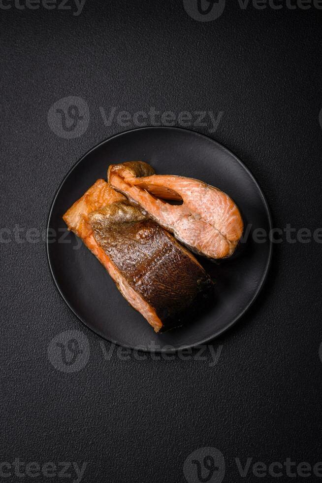 frisch zubereitetes leckeres Lachssteak mit Gewürzen und Kräutern vom Grill gebacken foto