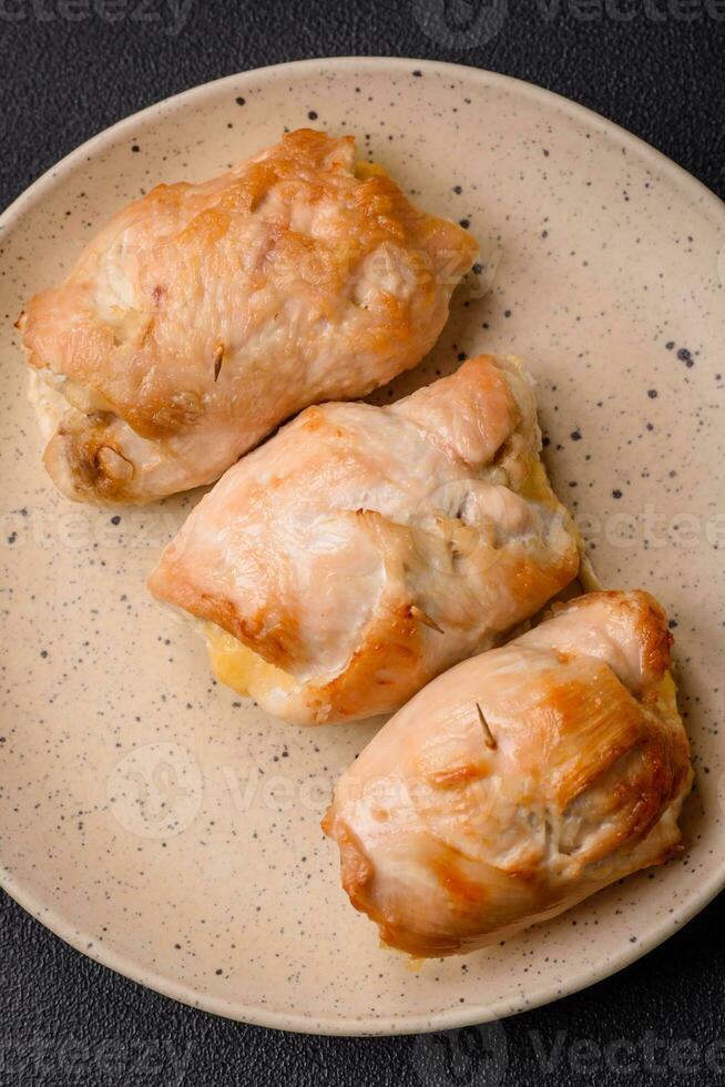 leckere Frischfleischrolle aus Hähnchenfilet, Champignons, Gewürzen und Kräutern foto