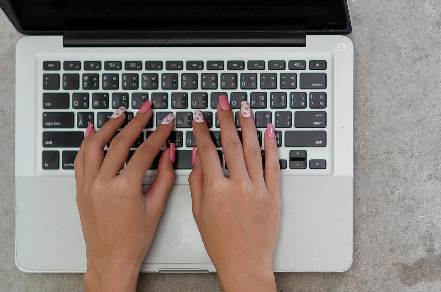 Ansicht von oben Hand Frau mit einer Laptop-Computer-Tastatur. Konzept-Technologie-Geschäft. flach liegen foto