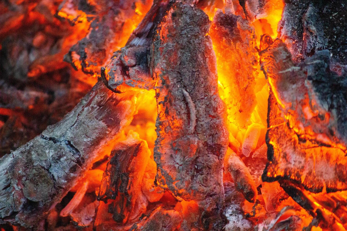 heiße, glühende Kohlen in Flammen foto