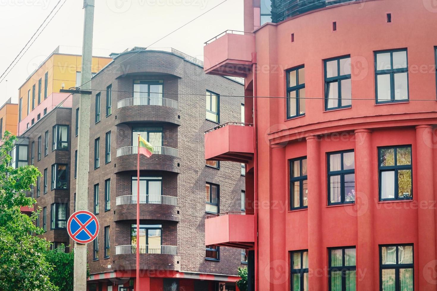 farbenfrohe moderne Gebäude, die entlang der Straße stehen foto
