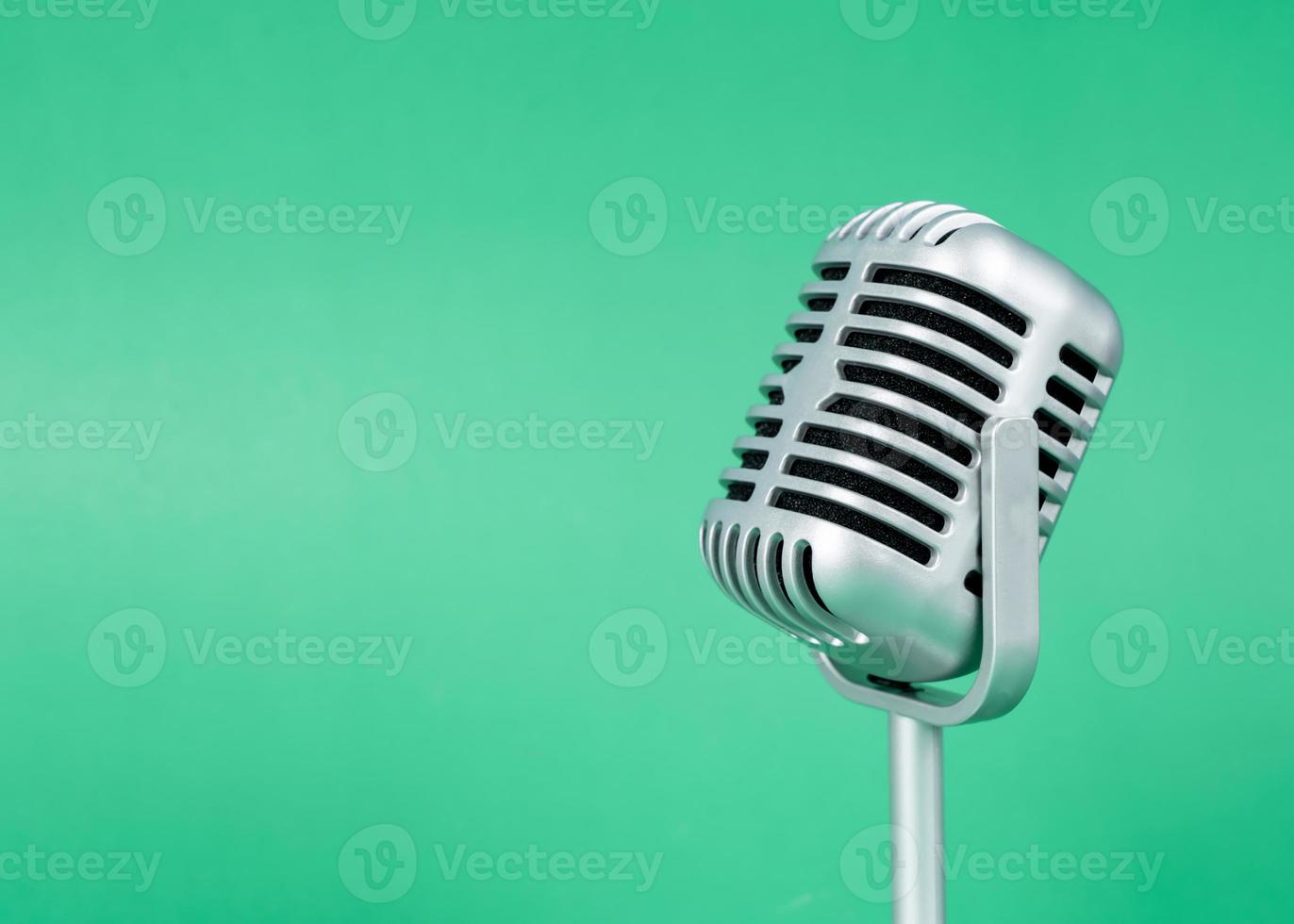 Retro-Mikrofon mit Kopienraum auf grünem Hintergrund foto