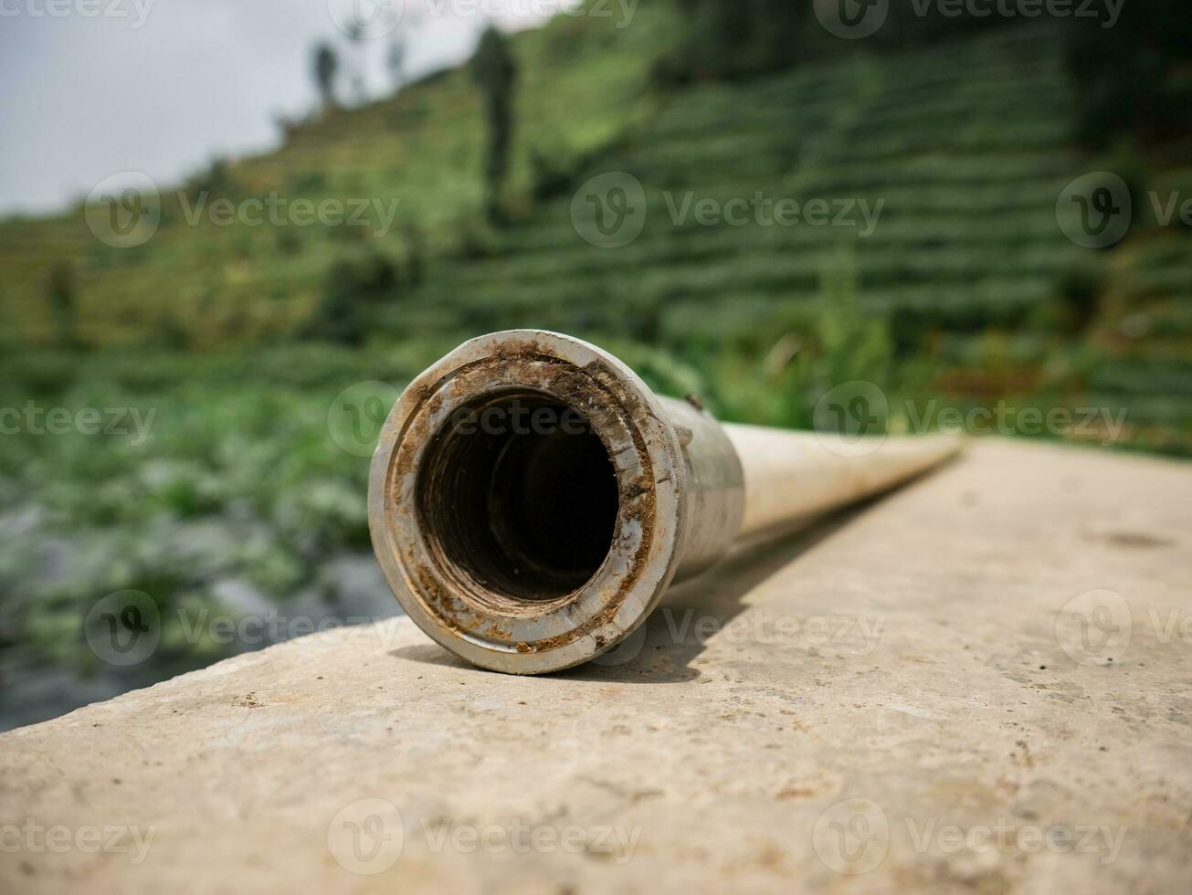 Wasser Rohr Loch benutzt zum Bewässerung Felder foto