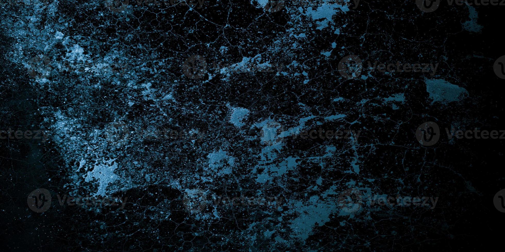 gruselige dunkelblaue rissige Wand für den Hintergrund foto