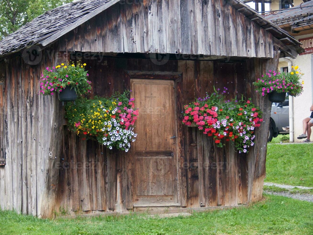 ein klein Schuppen mit Blumen im das Fenster foto