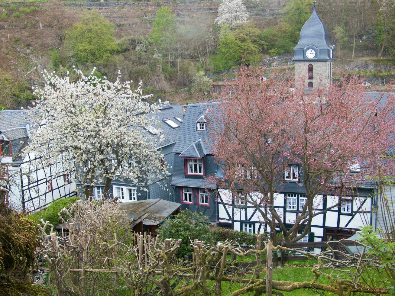 ein Aussicht von ein Stadt, Dorf mit ein Uhr Turm und ein Kirche foto