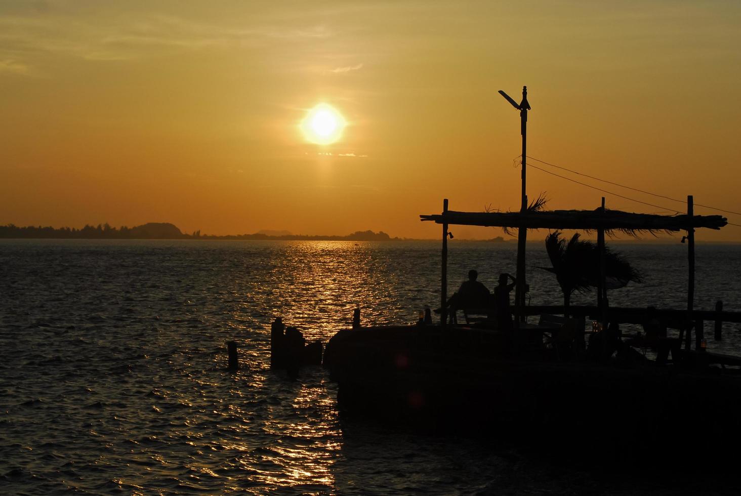 tropischer strand bei schönem goldenem sonnenuntergang. Natur Hintergrund foto