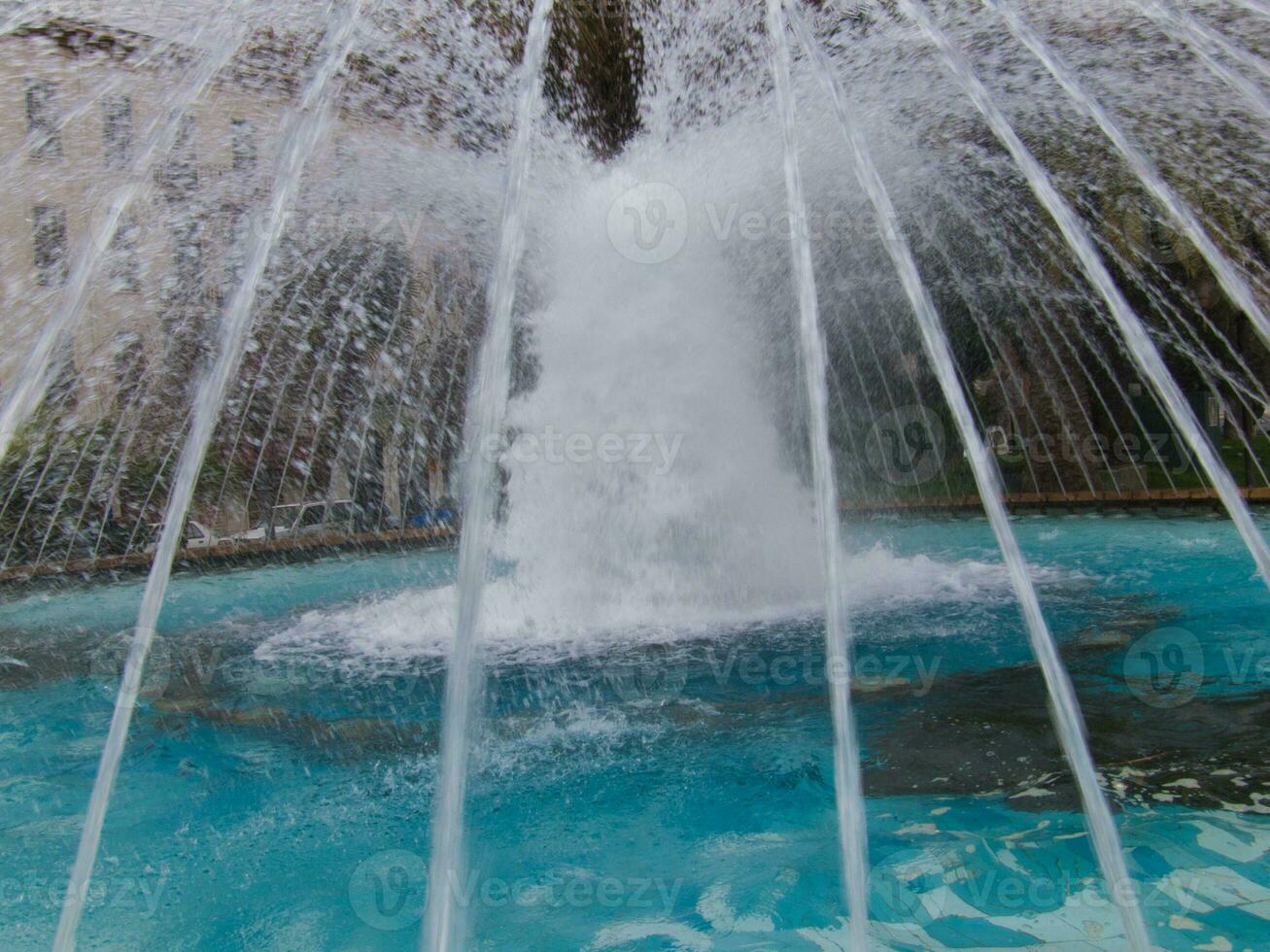 ein Brunnen im ein Park foto