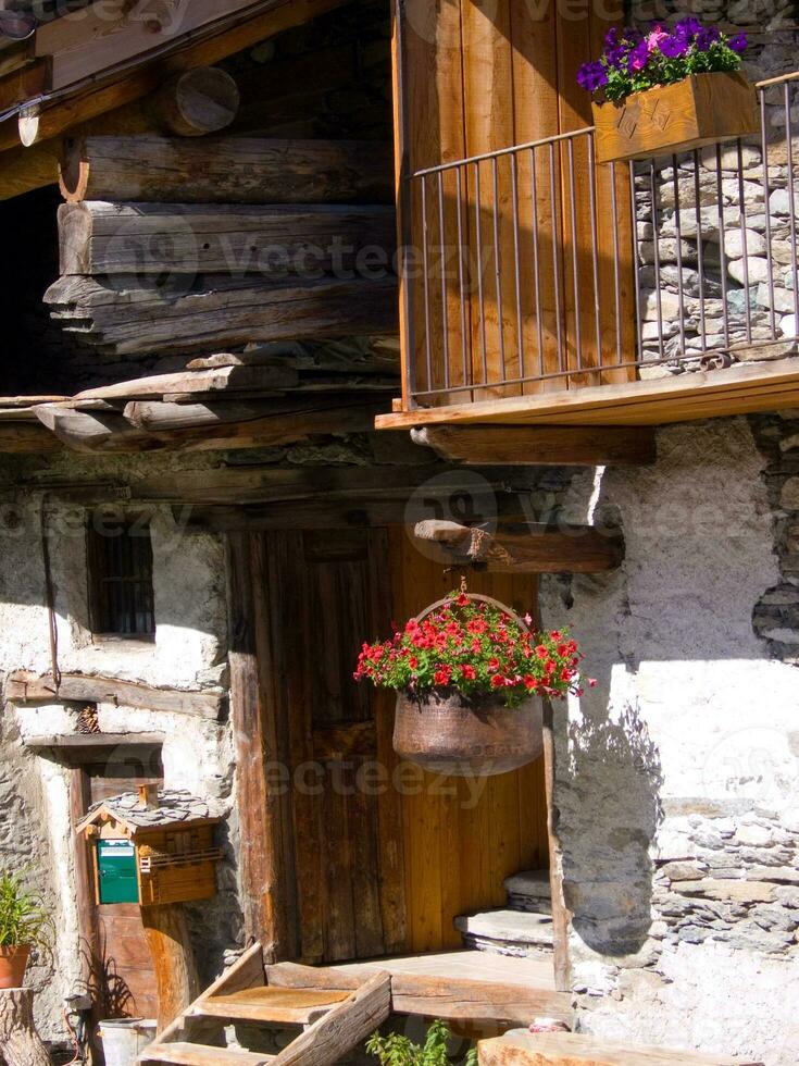 ein hölzern Gebäude mit ein Balkon foto