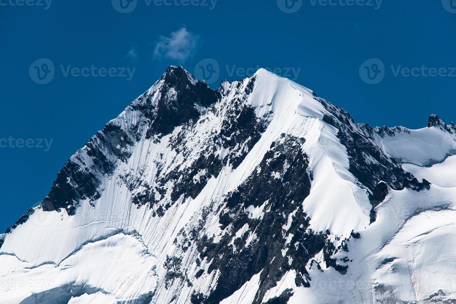 spitze der rhätischen alpen pizzo bernina mit der biancograt kretaroute foto