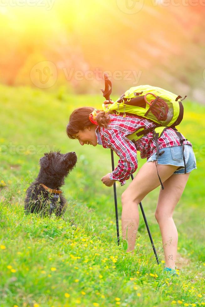 Mädchen spielt mit ihrem Hund foto