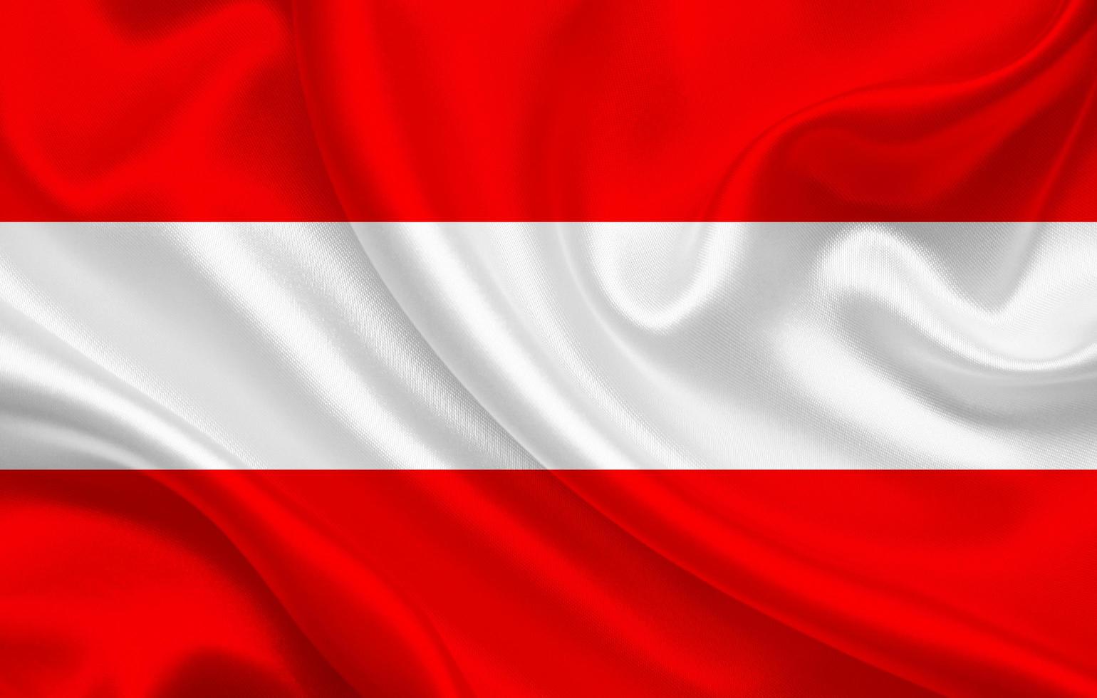 Österreich-Landesflagge auf gewelltem Seidenstoff-Hintergrund foto