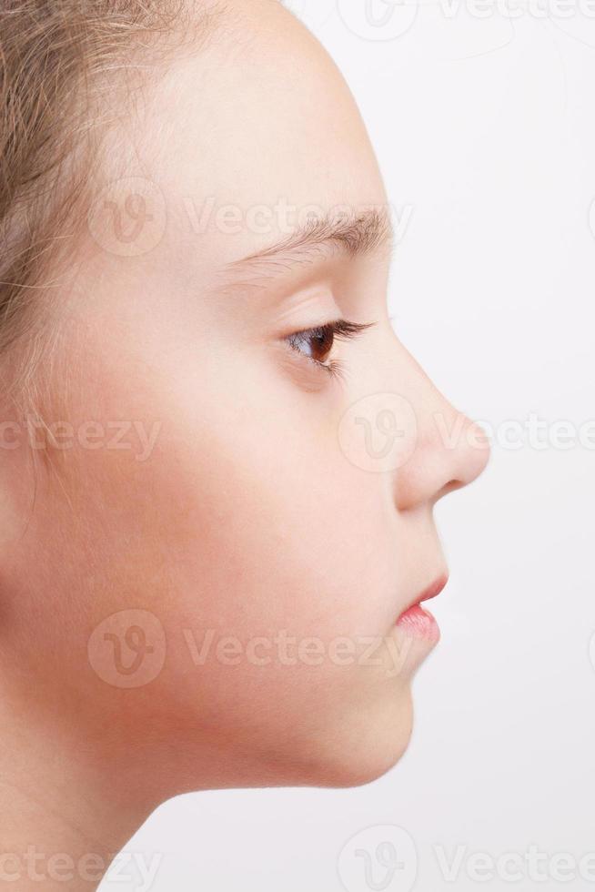 Profil eines Kindes mit offenen Augen foto