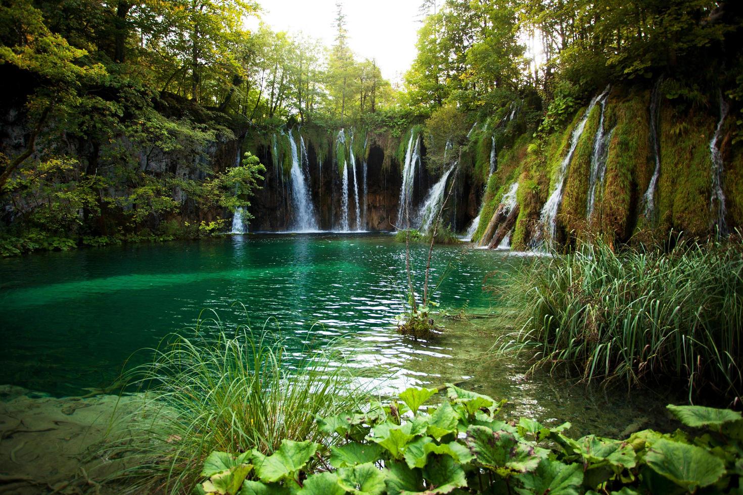 mehrere kleine Wasserfälle foto