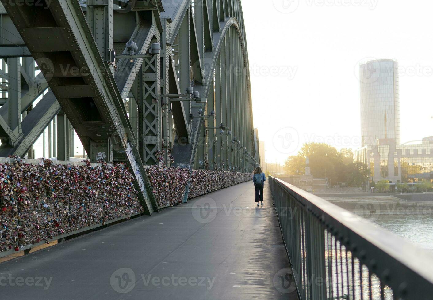 Menschen gehen über das hohenzollern Brücke, Köln foto