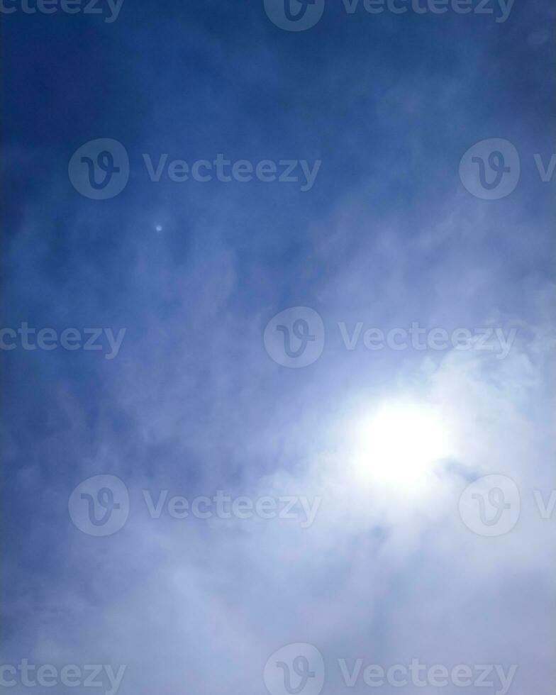Blau Himmel Hintergrund mit winzig Wolkenlandschaft wie Hintergrund oder Hintergrund foto