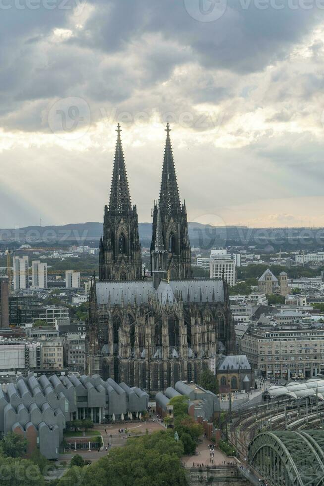 dramatisch Sturm Wolken Über Köln Kathedrale und hohenzollern Brücke im das Sonnenuntergang foto