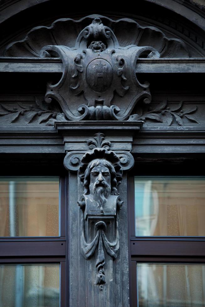 Fenster in einem alten Haus mit Steinvignette foto