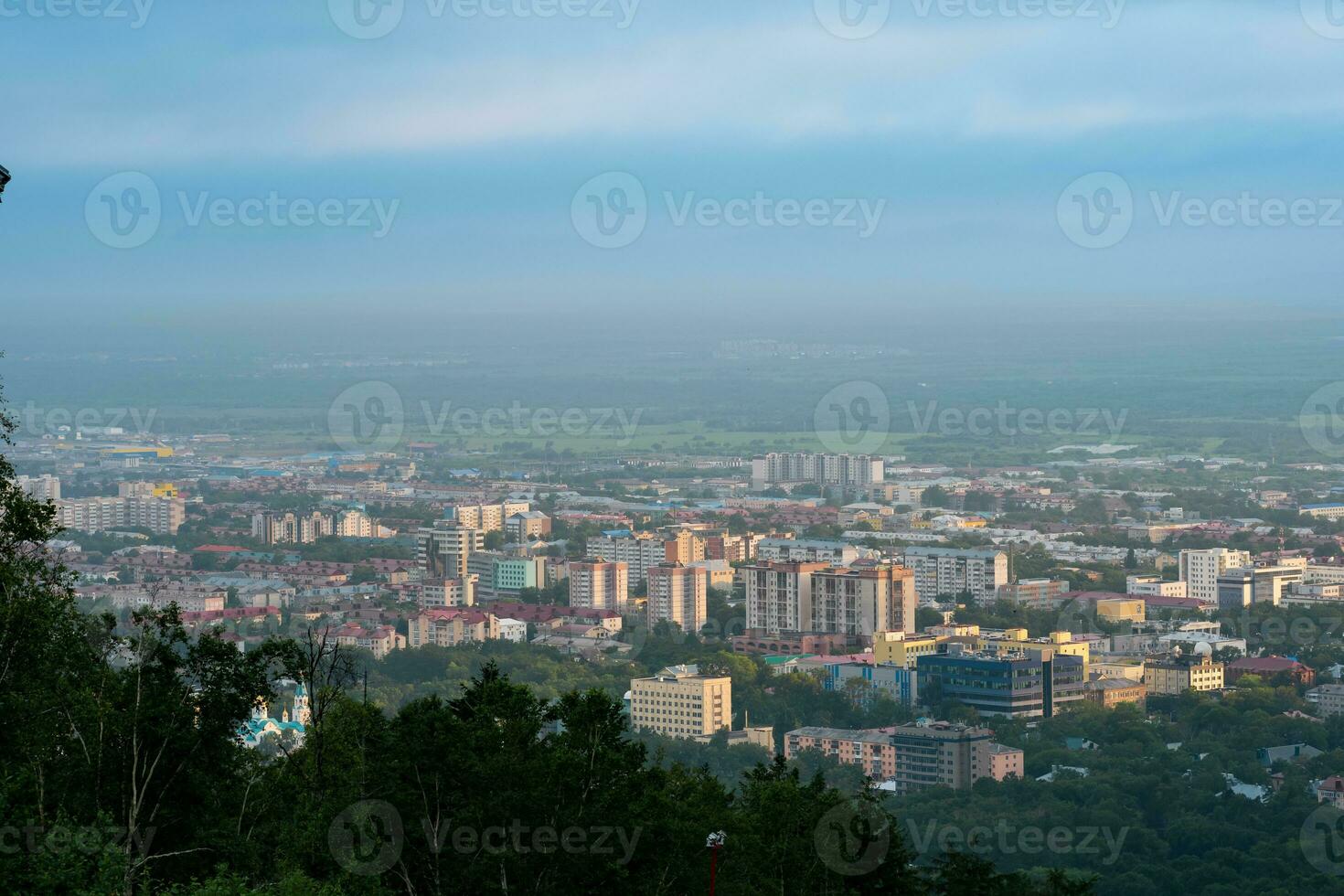 Antenne Stadtbild, oben Aussicht von Juschno-Sachalinsk von montieren bolschewistisch foto