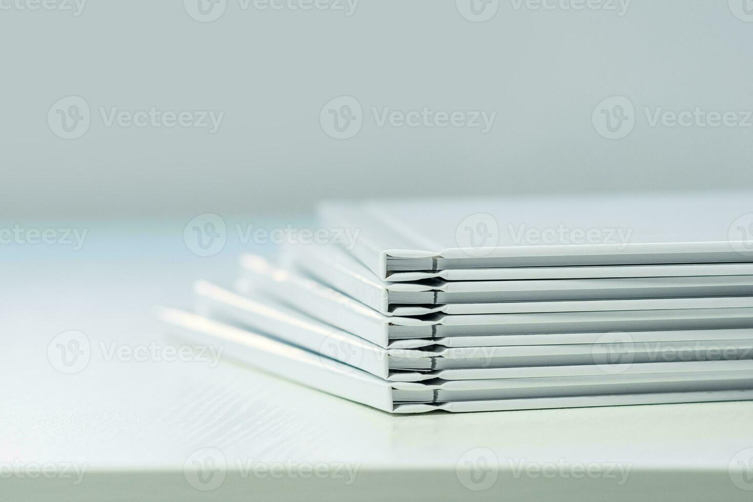 Abdeckungen von Foto Bücher mit sauber leeren Weiß Abdeckungen, Nahaufnahme, teilweise verwischen