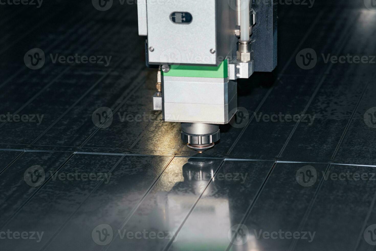 industriell Laser- Cutter während Metall Blatt wird bearbeitet foto
