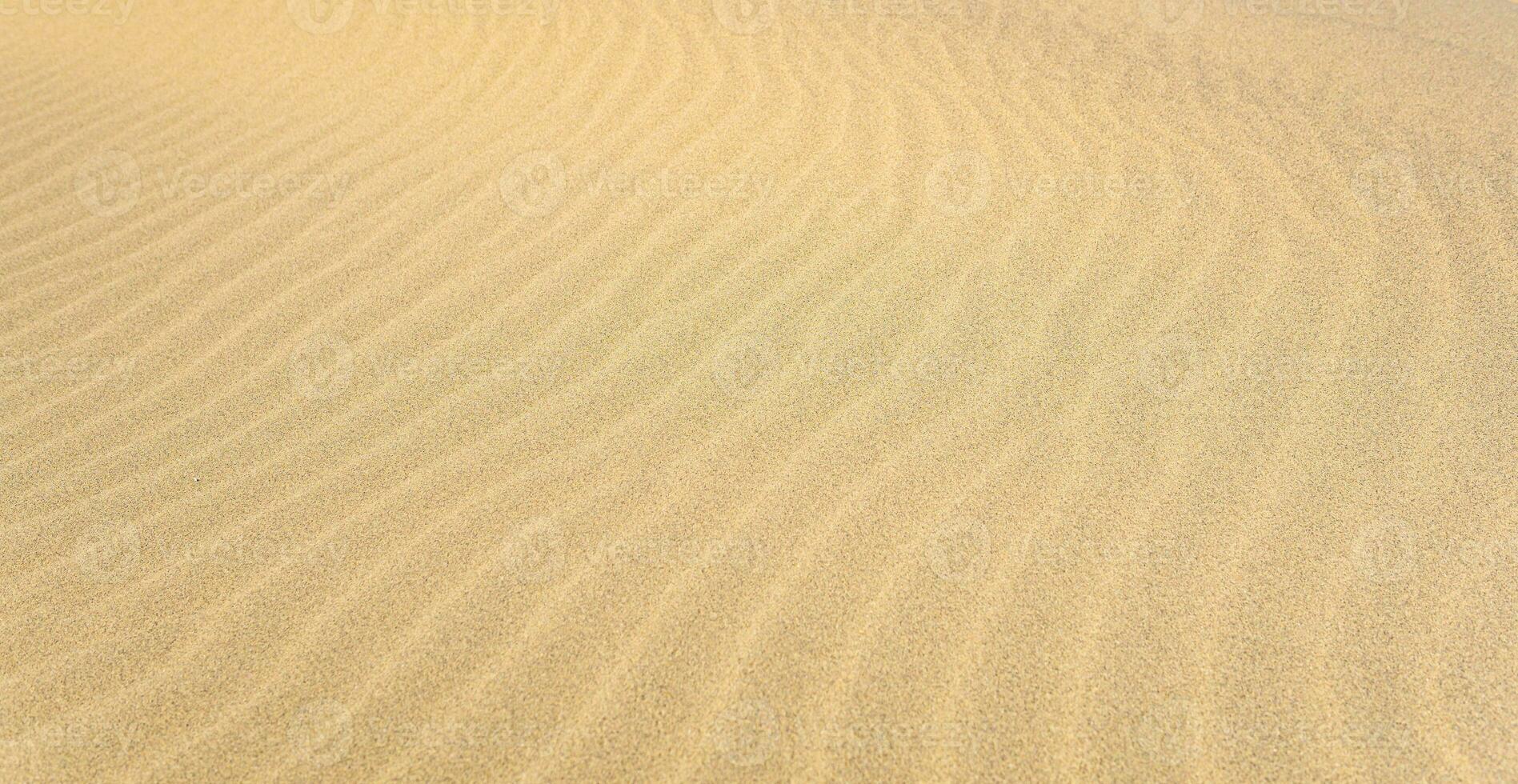 natürlich Hintergrund, sandig Wüste Oberfläche mit Wind Wellen foto