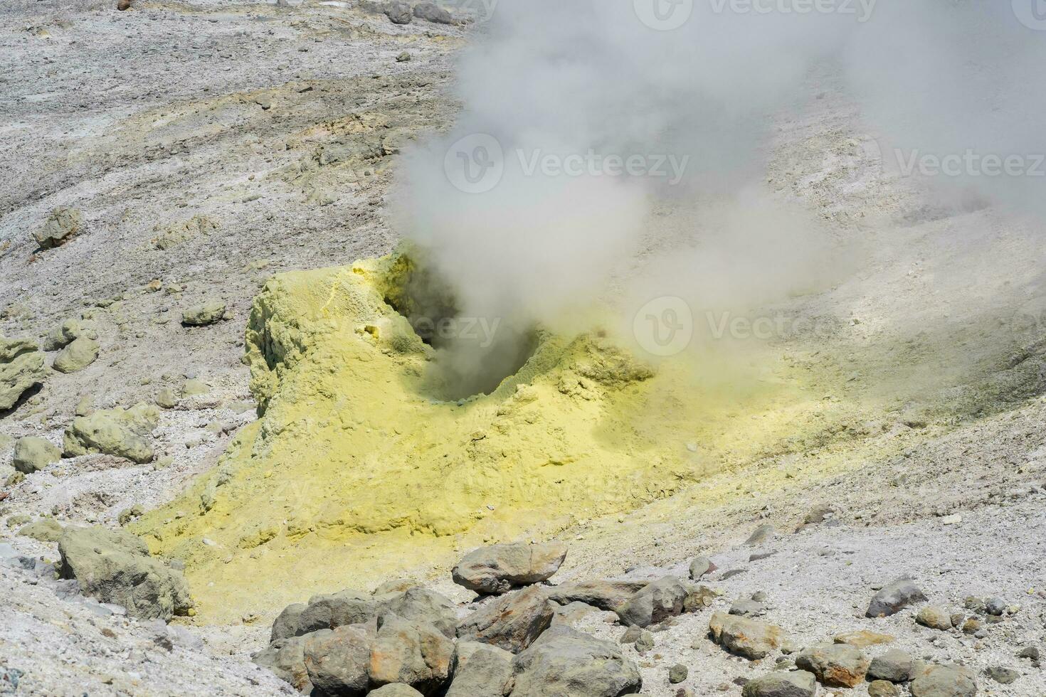 Rauchen Solfatara unter Schwefel Einlagen auf das Steigung von das Vulkan foto