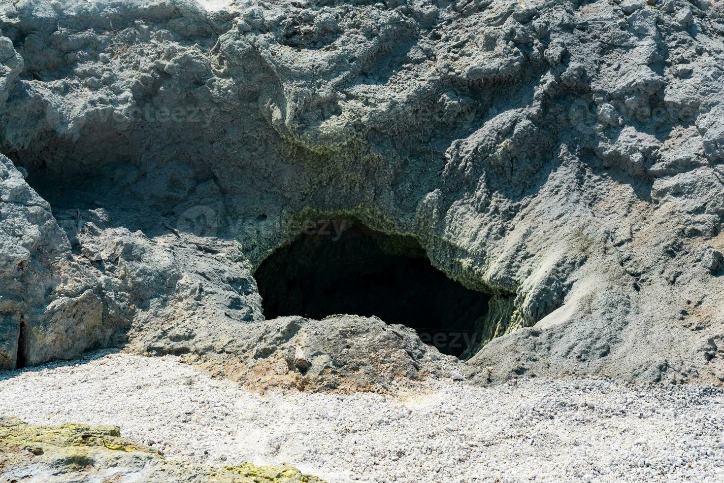 entlüften von ein vulkanisch Fumarole im das Boden, bedeckt mit kristallin Schwefel foto