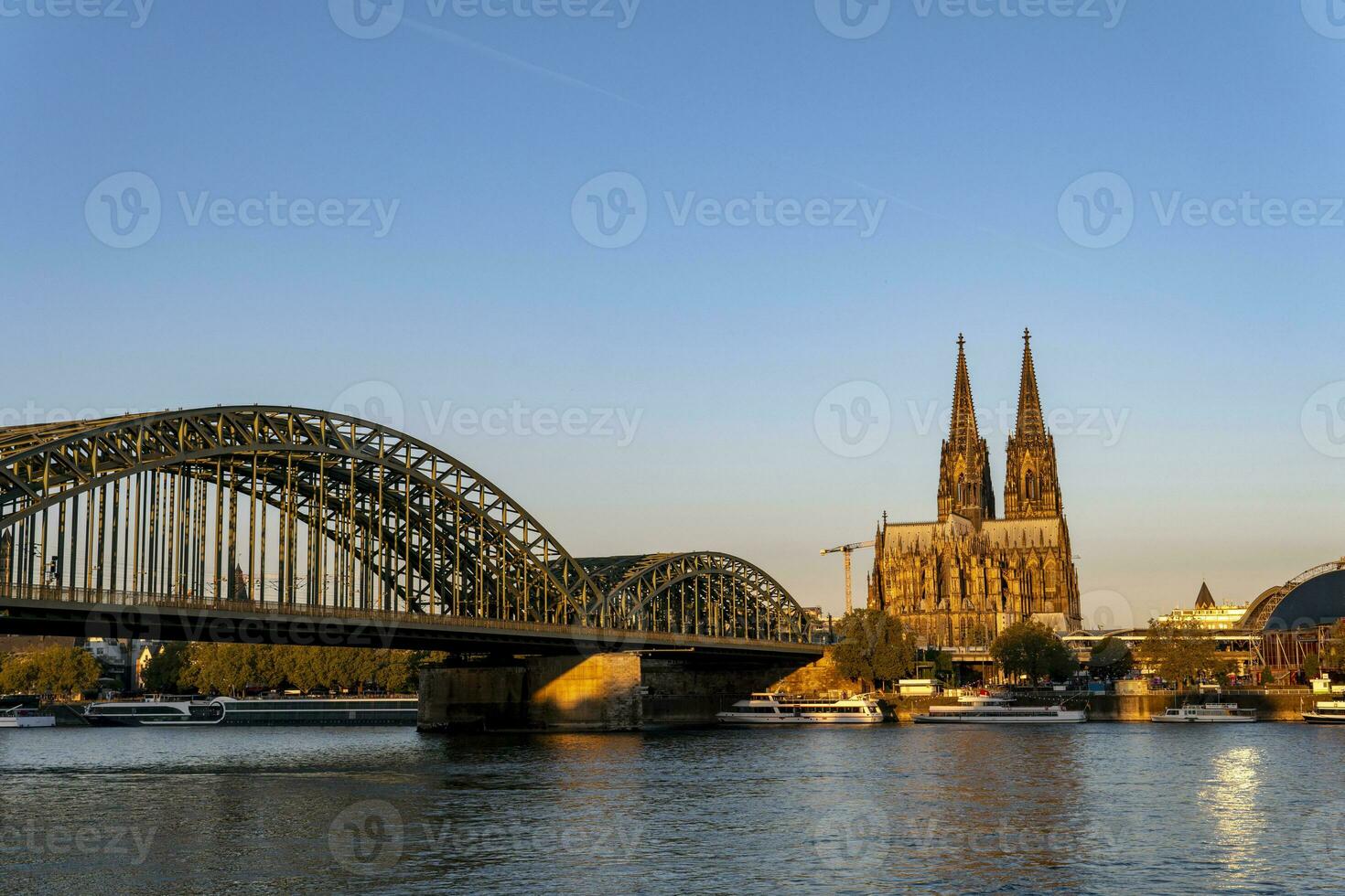 Köln Kathedrale und hohenzollern Brücke beleuchtet durch das Morgen Sonne foto