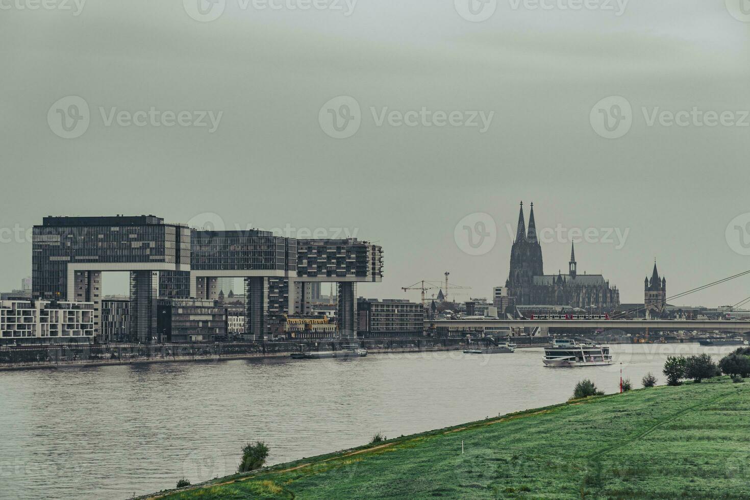 Wolkenlandschaft Aussicht von Köln Dom, Kranhaus Geschäft Center und das Rhein Fluss foto