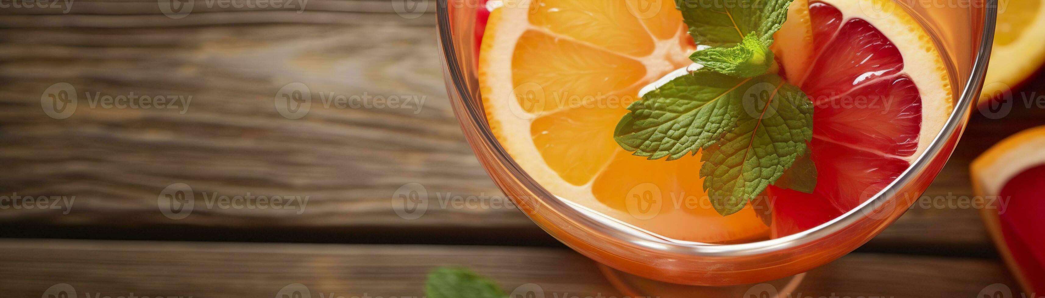 ai generiert rot Orange schlagen mit Grün Minze Zuhause gemacht Cocktail Nahansicht auf Holz Hintergrund. generativ ai foto
